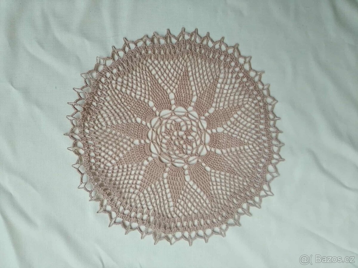 Ručně háčkované bavlněné naškrobené dečky 35 - 38 cm - 12