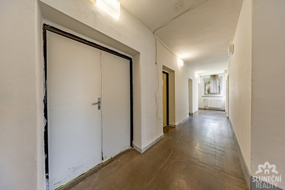 Pronájem výrobně-skladového areálu 400 m² se zázemím v Částk - 12