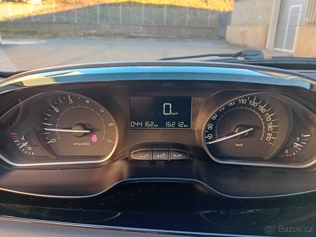Peugeot 208 1.2i, 61kw, r.2018, naj. 44tis. Servis. - 12