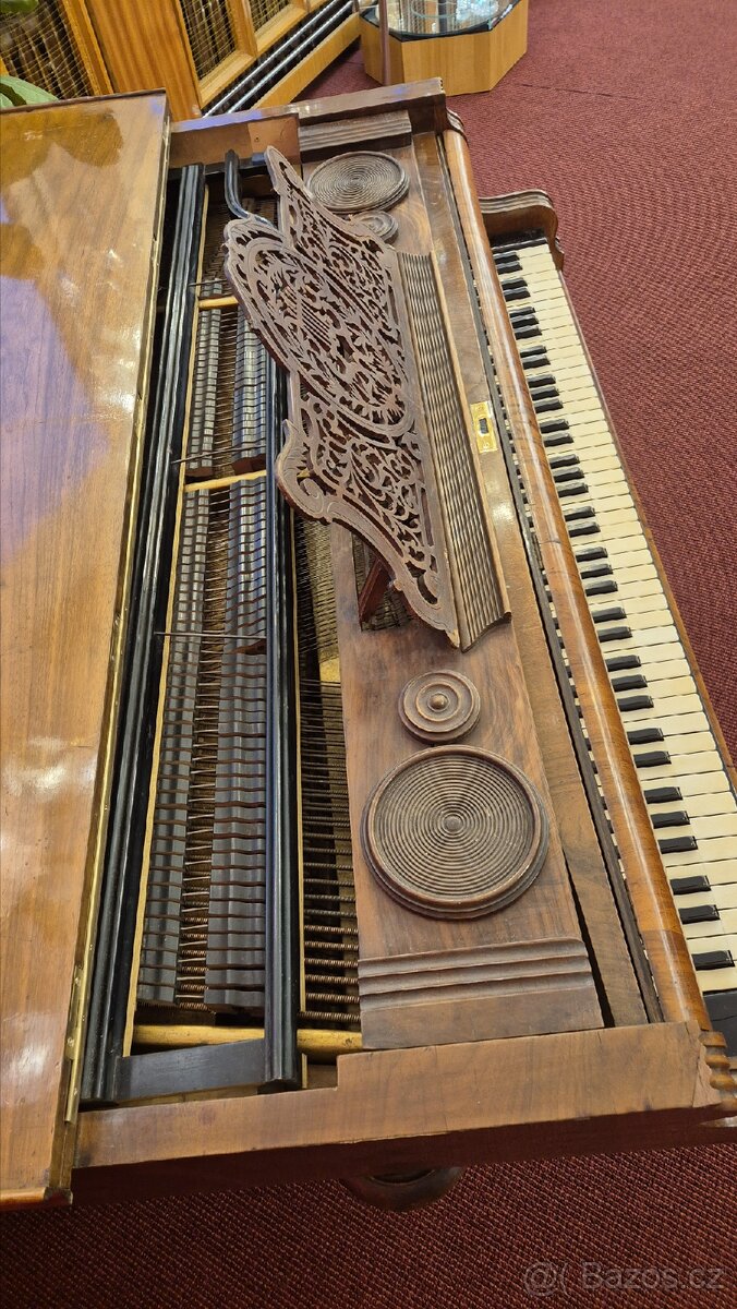 Prodám klavír nehraje a slouzi jako dekorace - 12