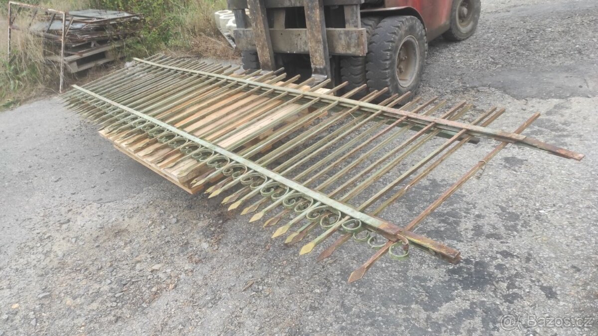 Starý železný plot, plotové dílce, 7,9 bm - 12