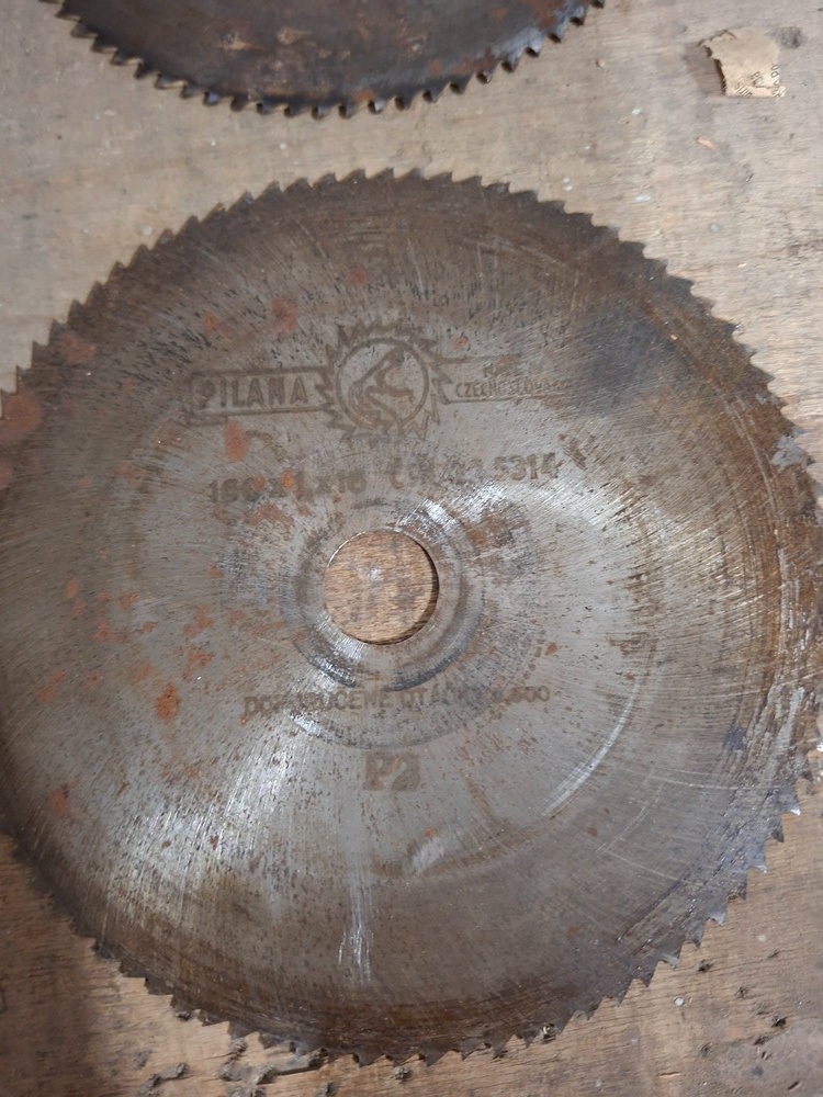 Stará stolní kotoučová pila. - 12