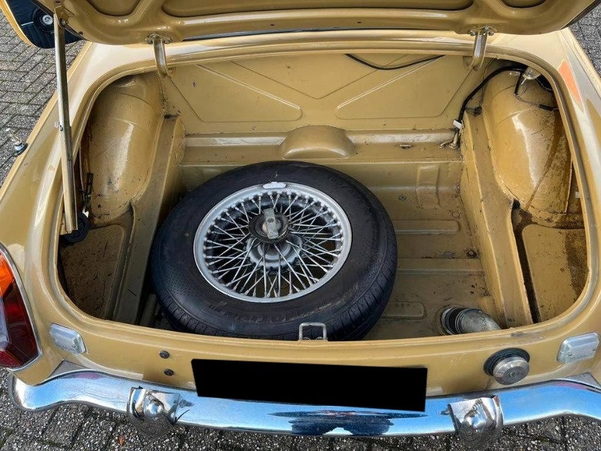 MG B Cabriolet z roku 1972 - 12