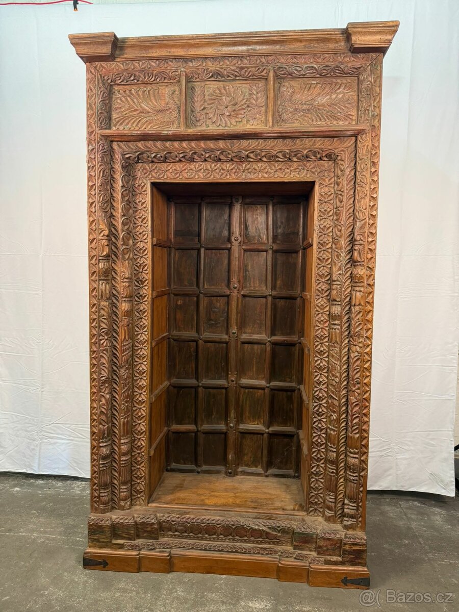 Indická ručně řezaná portálová skříň (136003) - 12