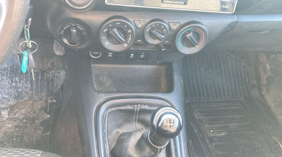 Toyota Hilux 2.4 - 12