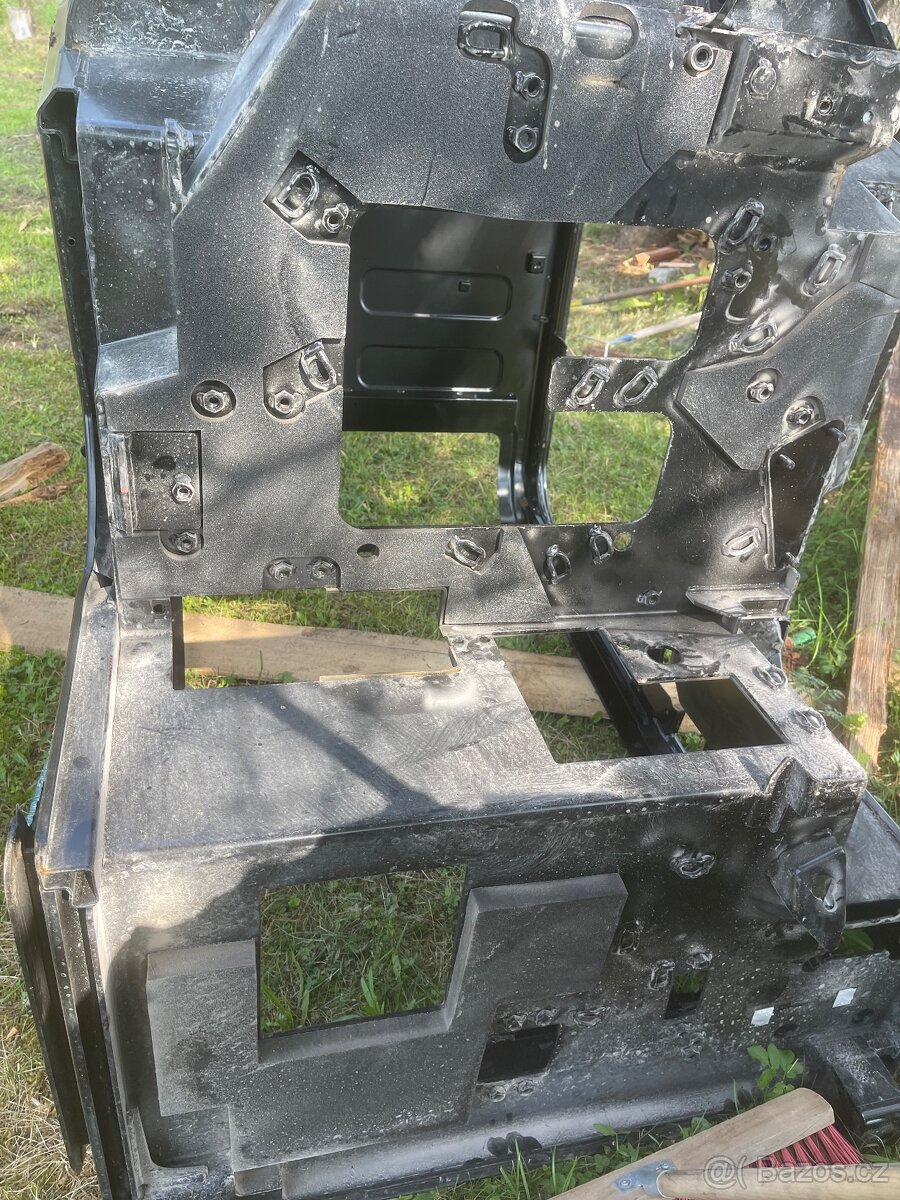 Prodám rám kabiny bagru Caterpilar 303 - 12