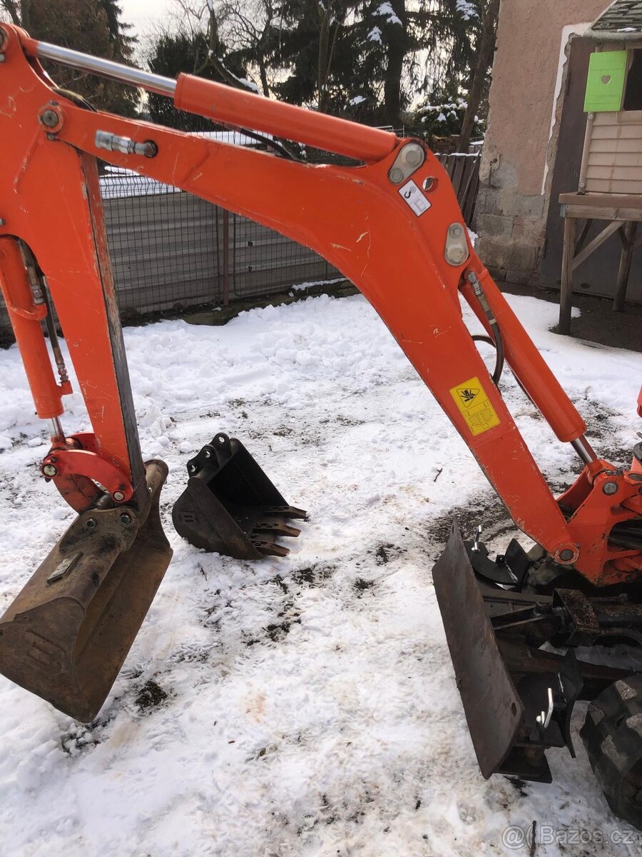 Minibagr Kubota U10 s nulovým přesahem zádě - 12