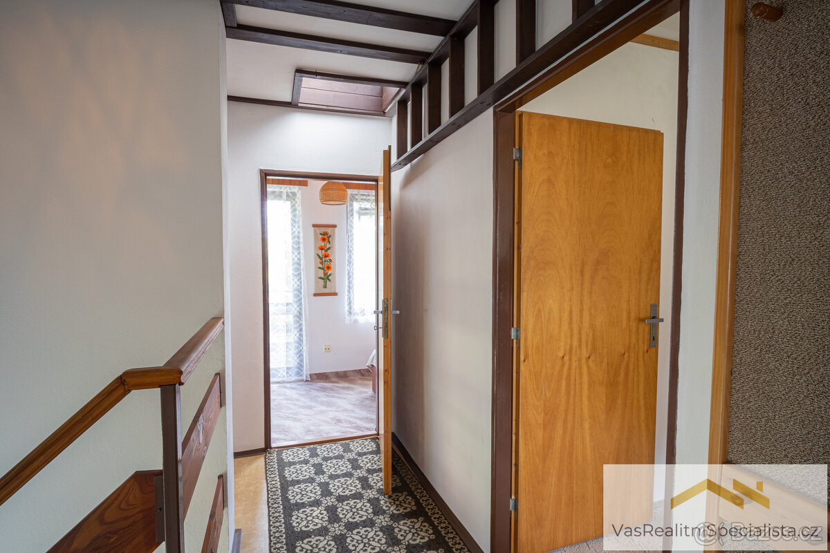 Ráj klidu a přírody: rovinatý pozemek s rekreačním objektem - 12