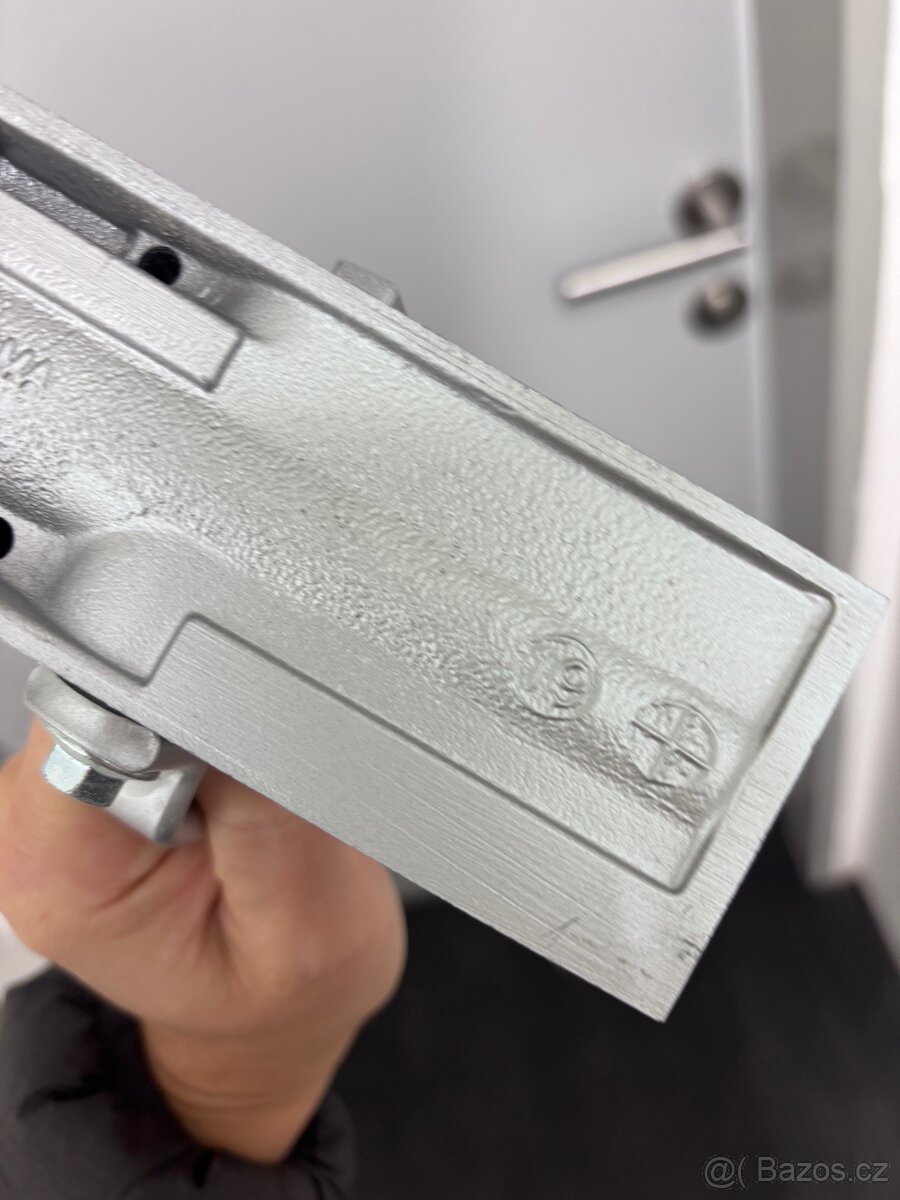 Dveřní zavírač - 12