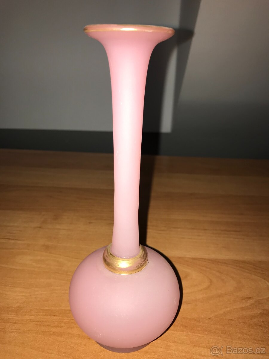 Sběratel nabízí staré skleněné vázy - 12