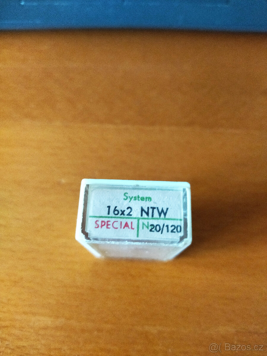 šicí stroj, náhradní díly, jehly, knoflíky - 12