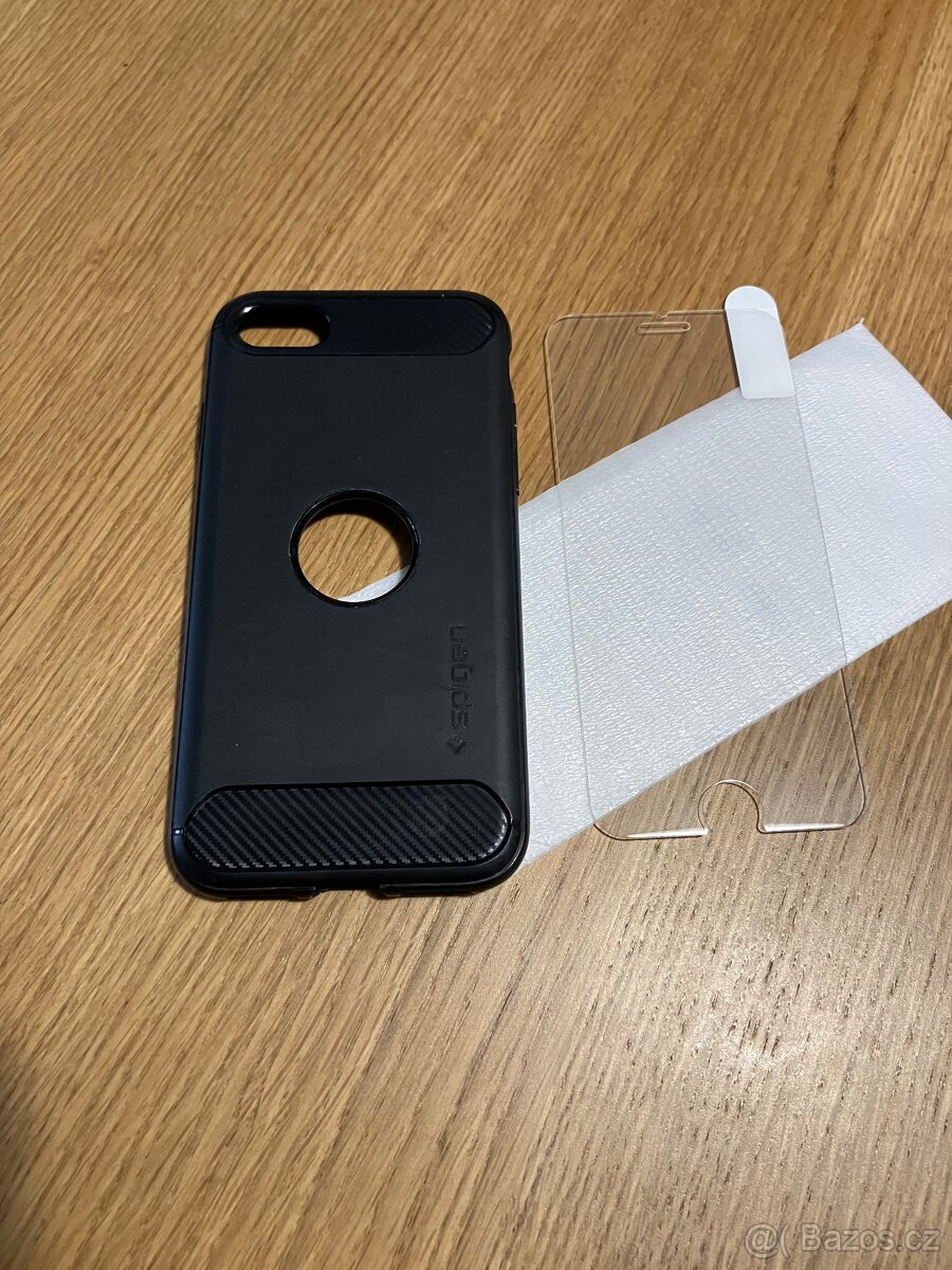 iPhone 7 - 128 GB - Spigen pouzdro - 12