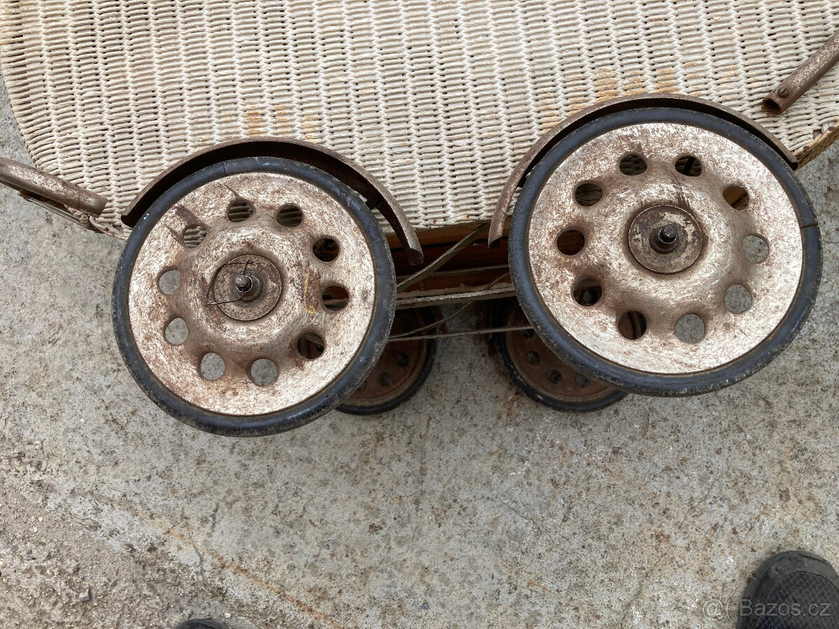 Kočárek dětský starožitný hračka za 500 kč - 12