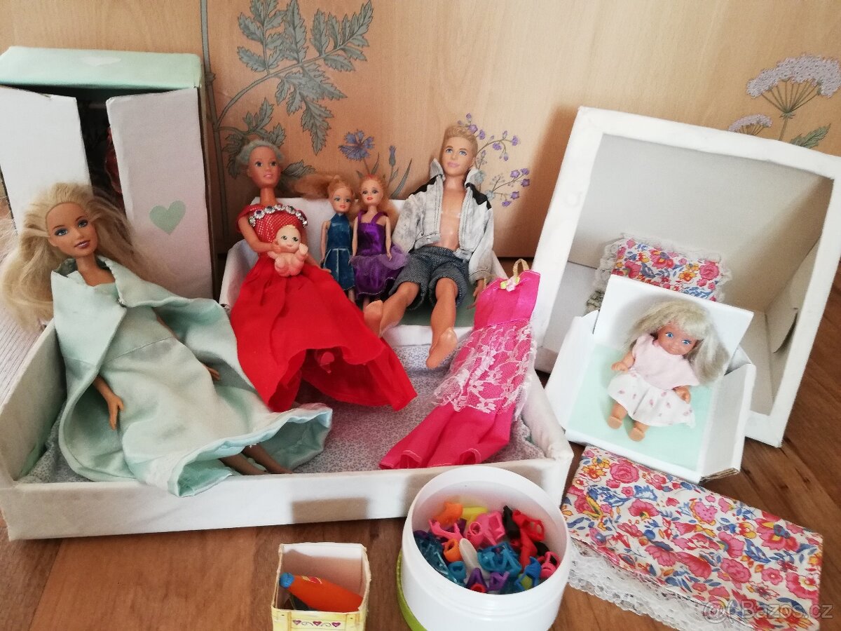hraný velký set panenek Barbie + Ken + děti - 12