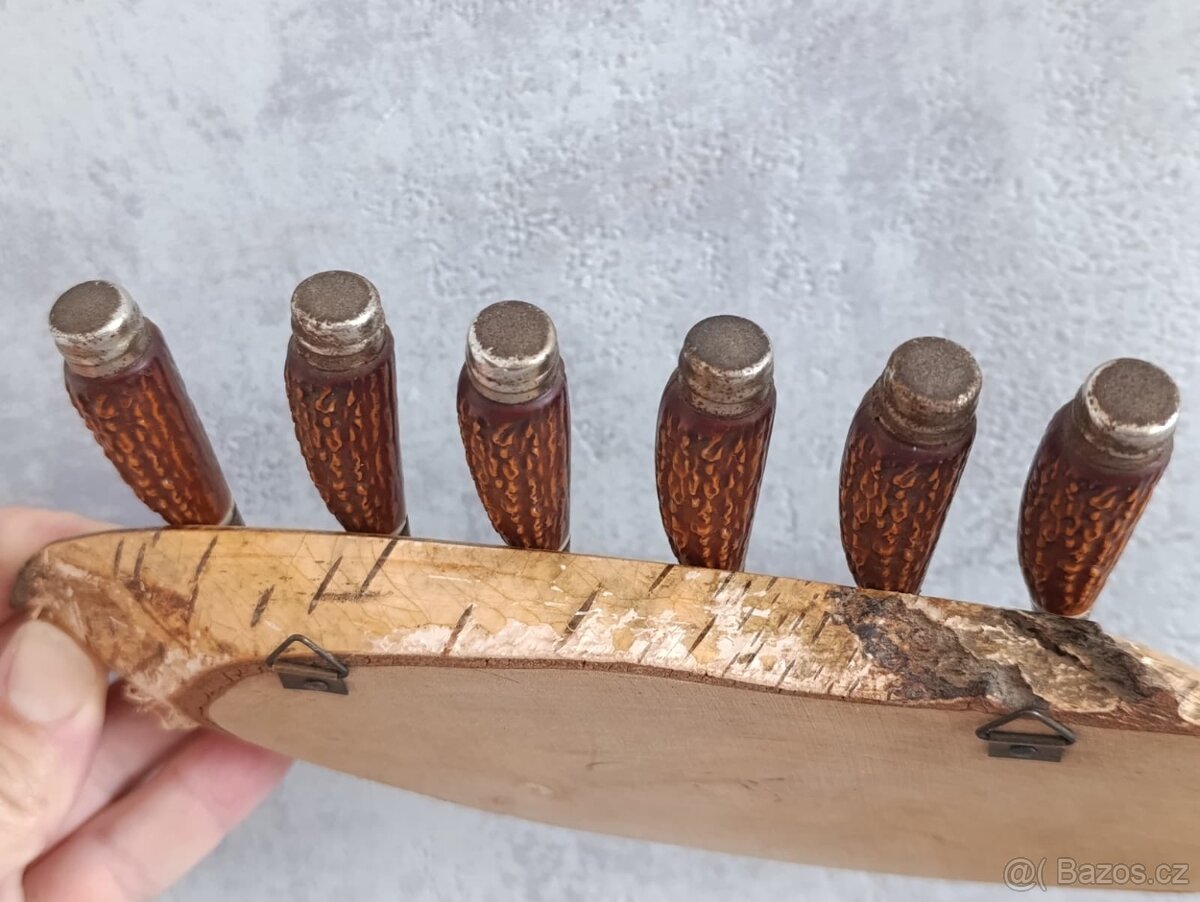 6 x malé nožíky v řadě na dřevéné podložce z břízy. - 12
