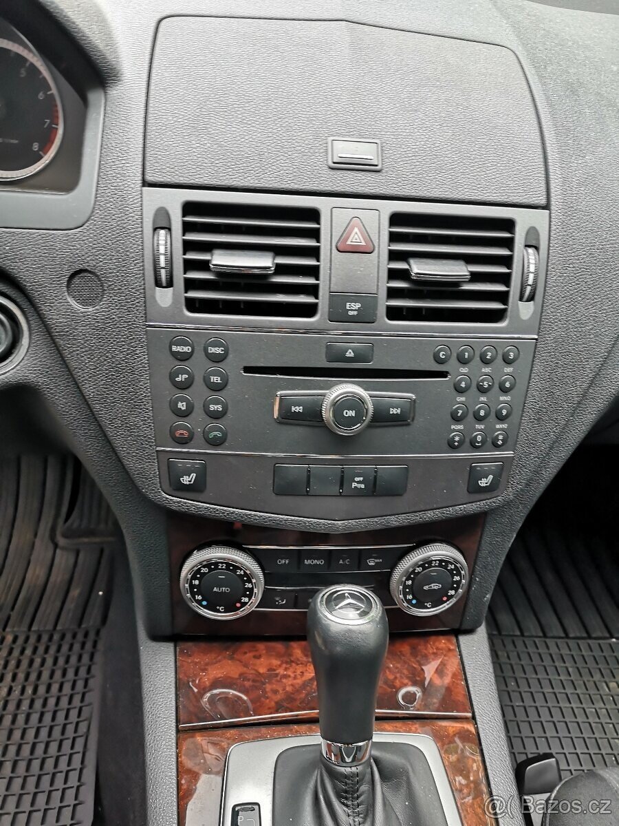 MERCEDES BENZ C 180 COMBI BENZÍN AUTOMAT NÍZKÉ KM - 12