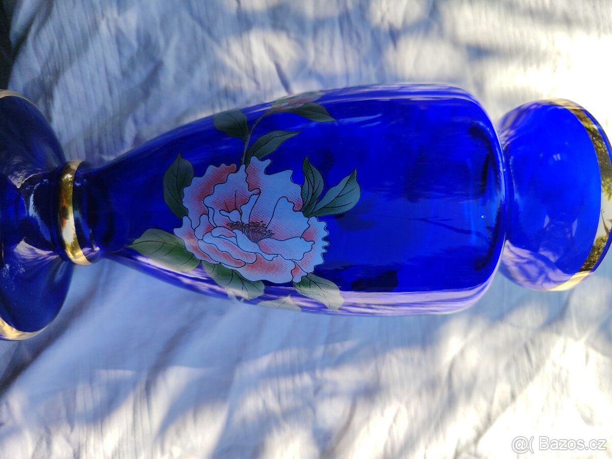 Modrá skleněná váza s květinami a pozlacením - 12