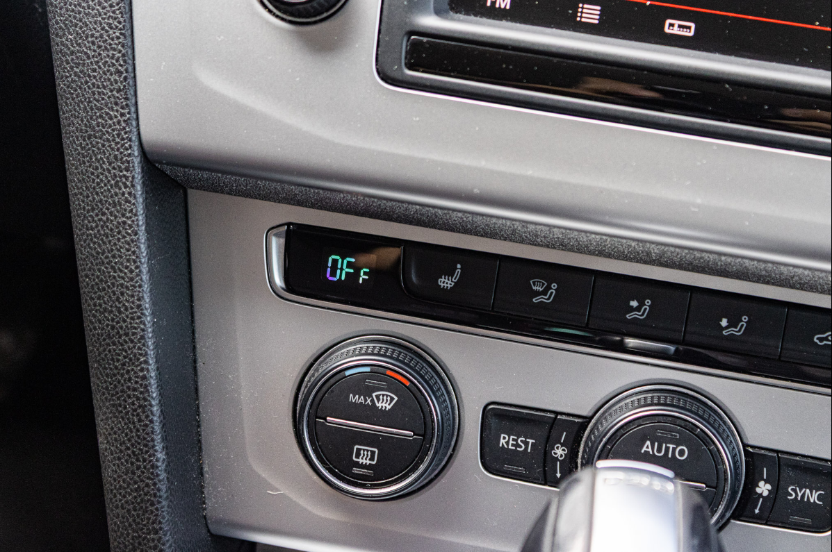 Volkswagen Passat DSG 1,6 TDI 88kW / Masáž / LED svetlá / - 12