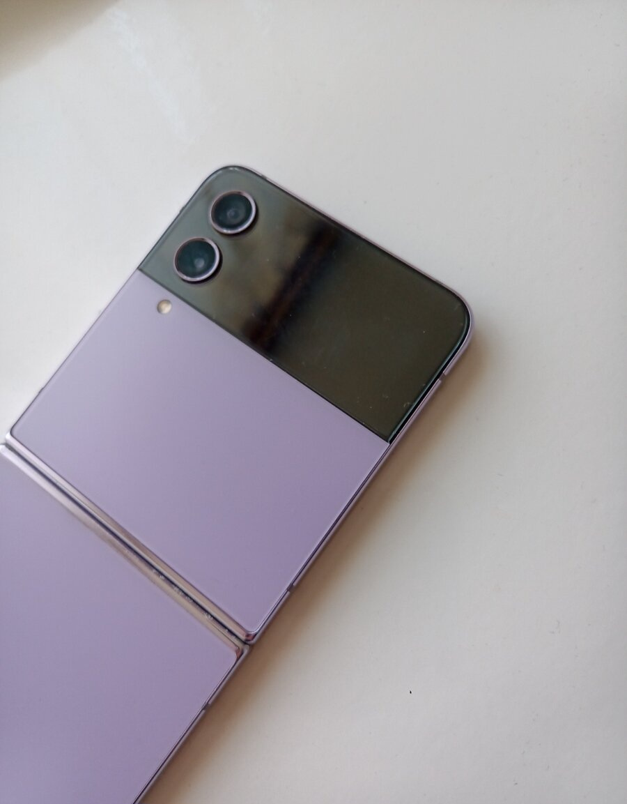 Samsung Galaxy Z Flip 4 - 12