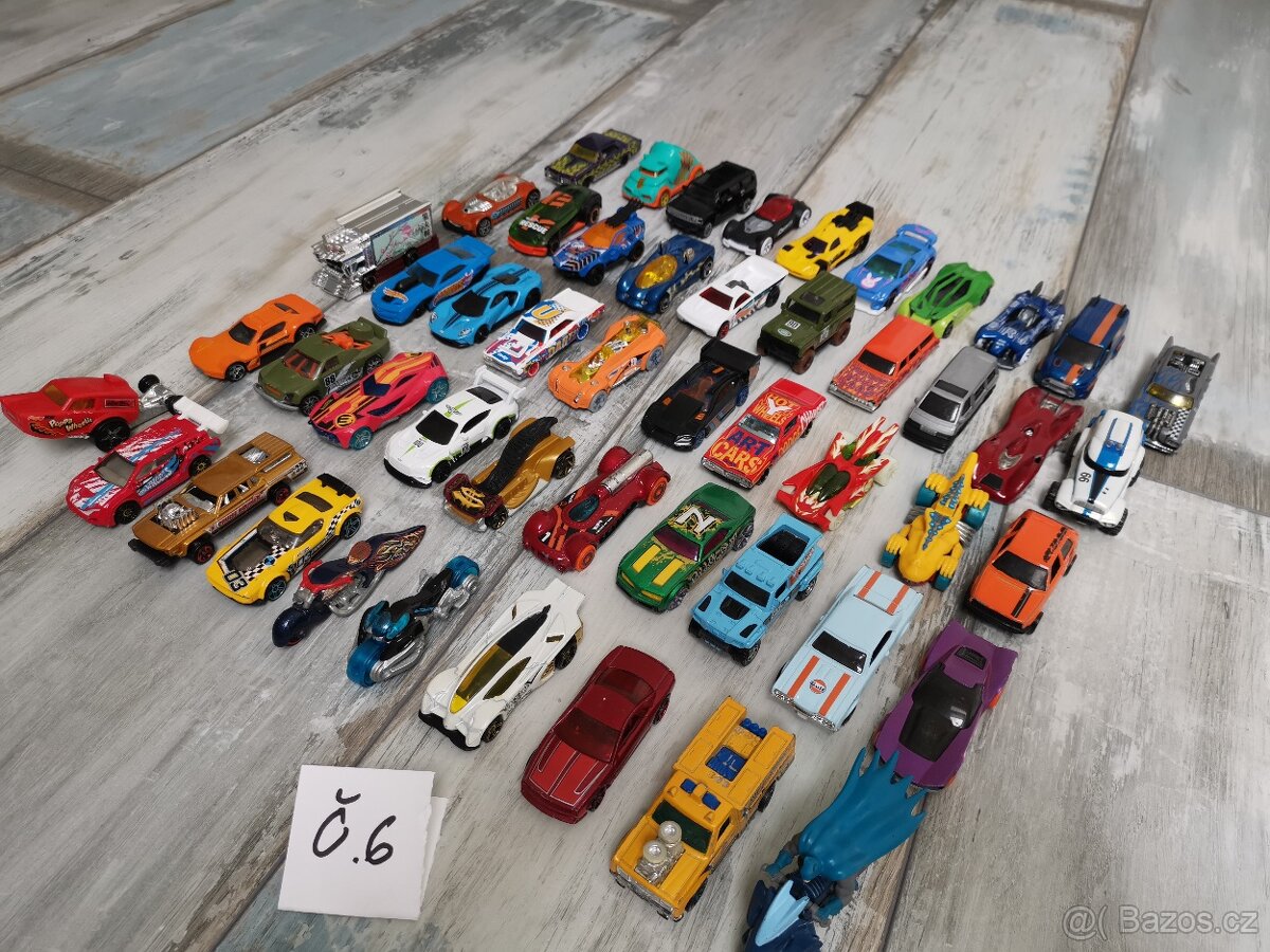 Autíčka HotWheels - 12