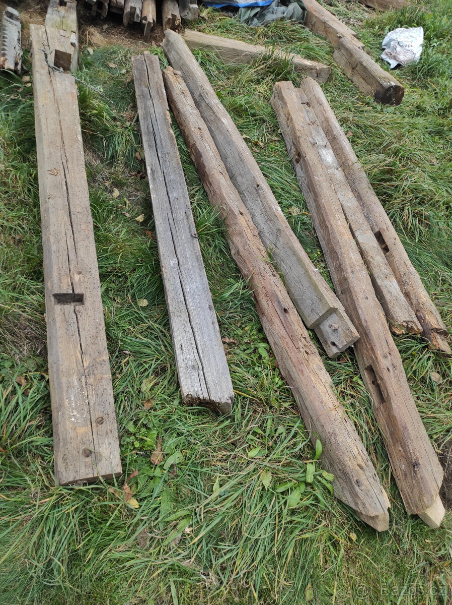 ručně tesané trámy ze střechy - 12