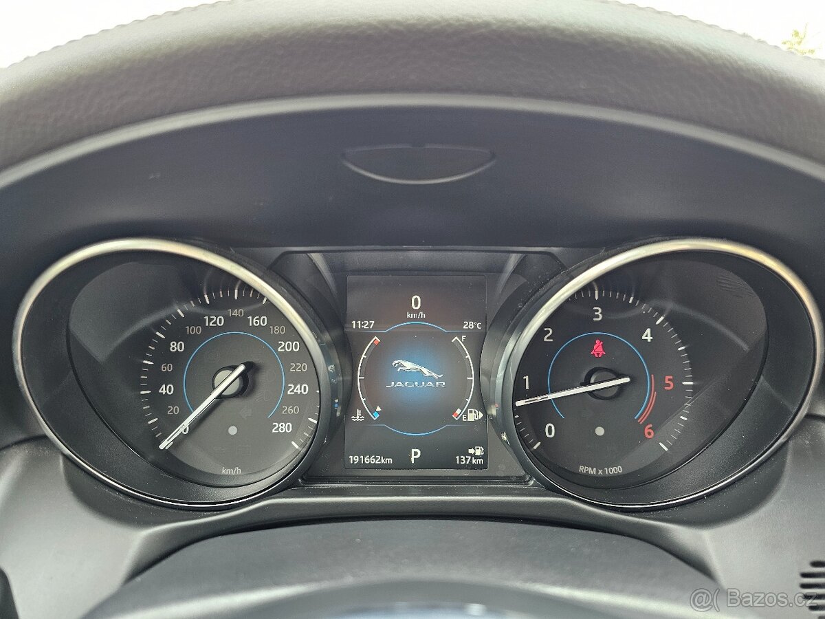 JAGUAR XF 2019 2.0 25D 177kW,SENZORY,VÝHŘEVY,KŮŽE,NAVI - 12