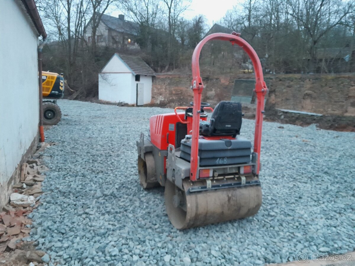 Strojník kolových a pásových rypadla JCB - 12