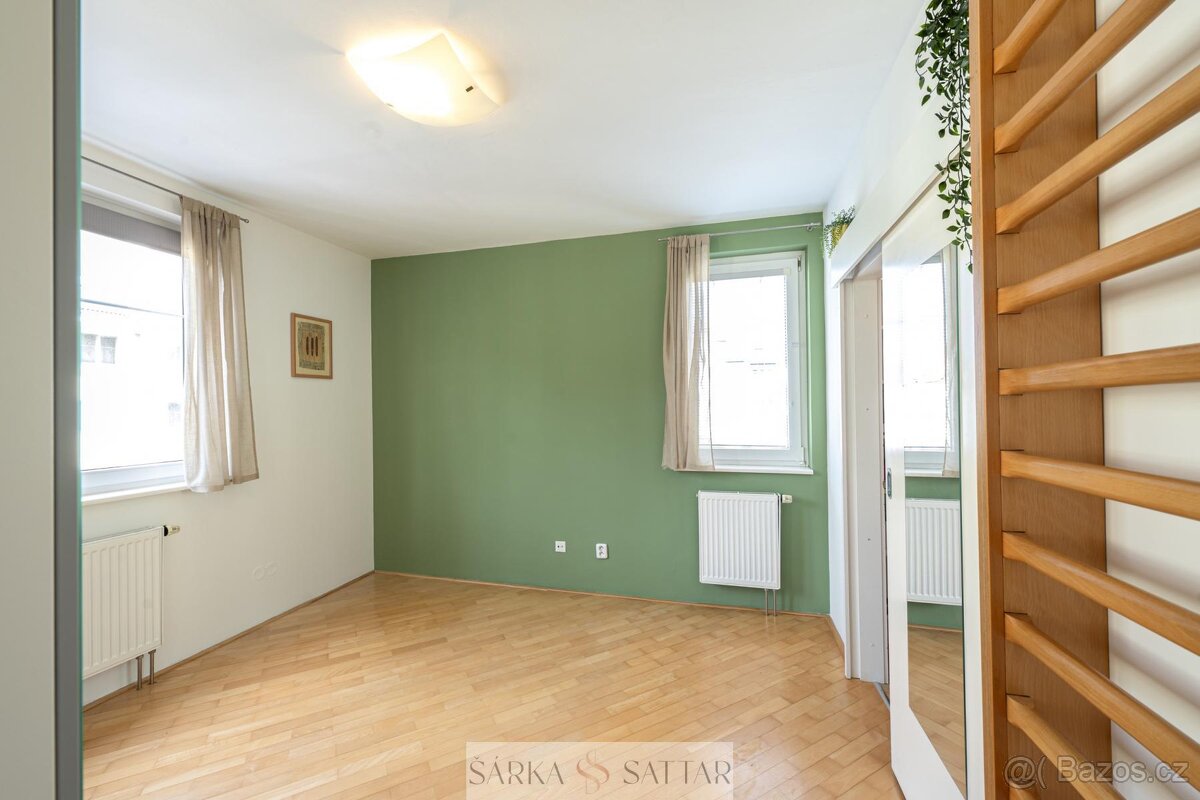 Prodej světlého 2+kk 54m2 s garážovým stáním , 2x sklepem, v - 12