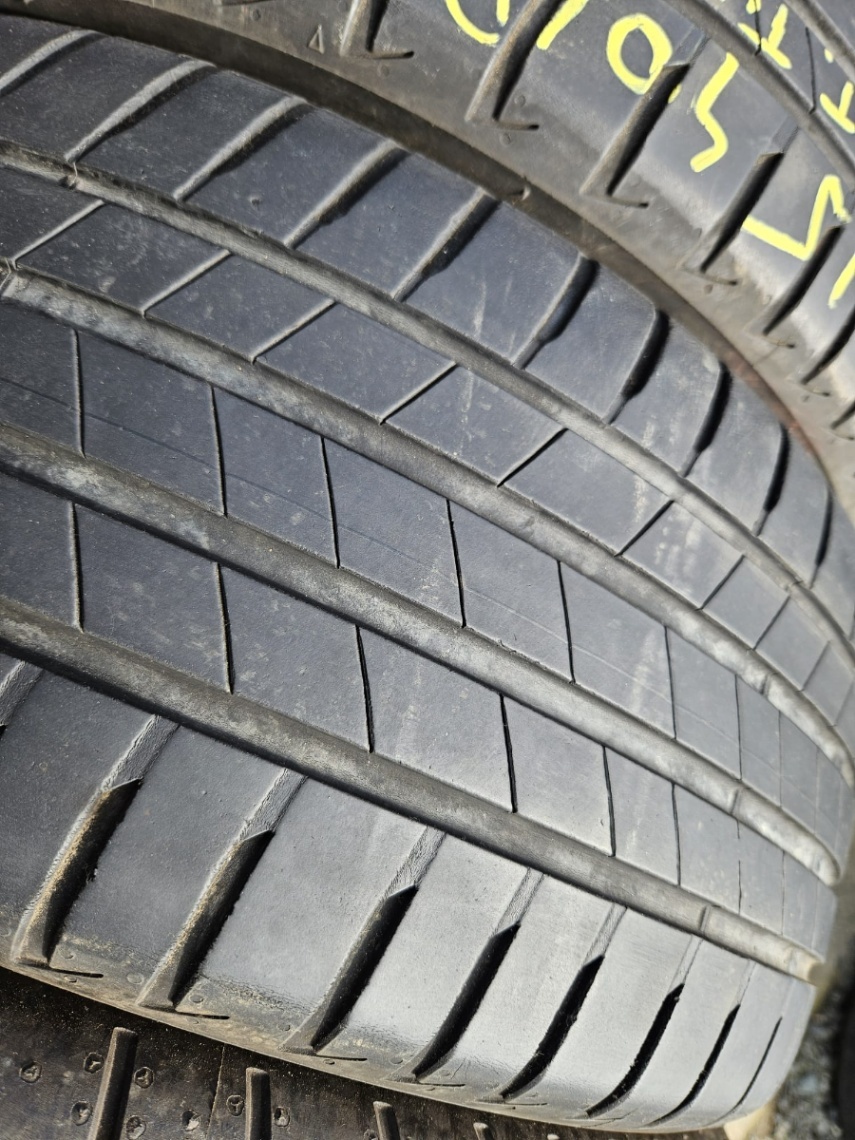 215/40R18 - 12