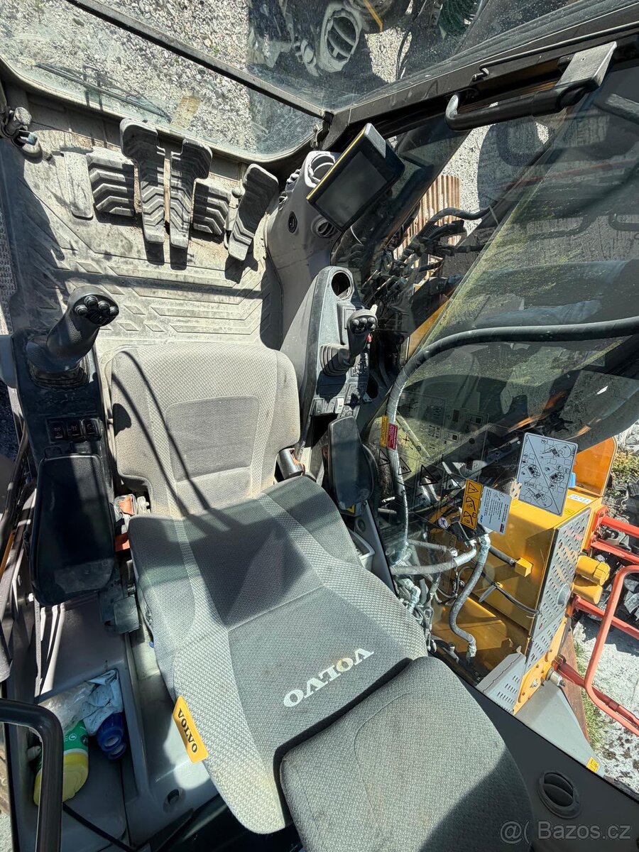 Pásový bagr Volvo EC 220 EL - 12