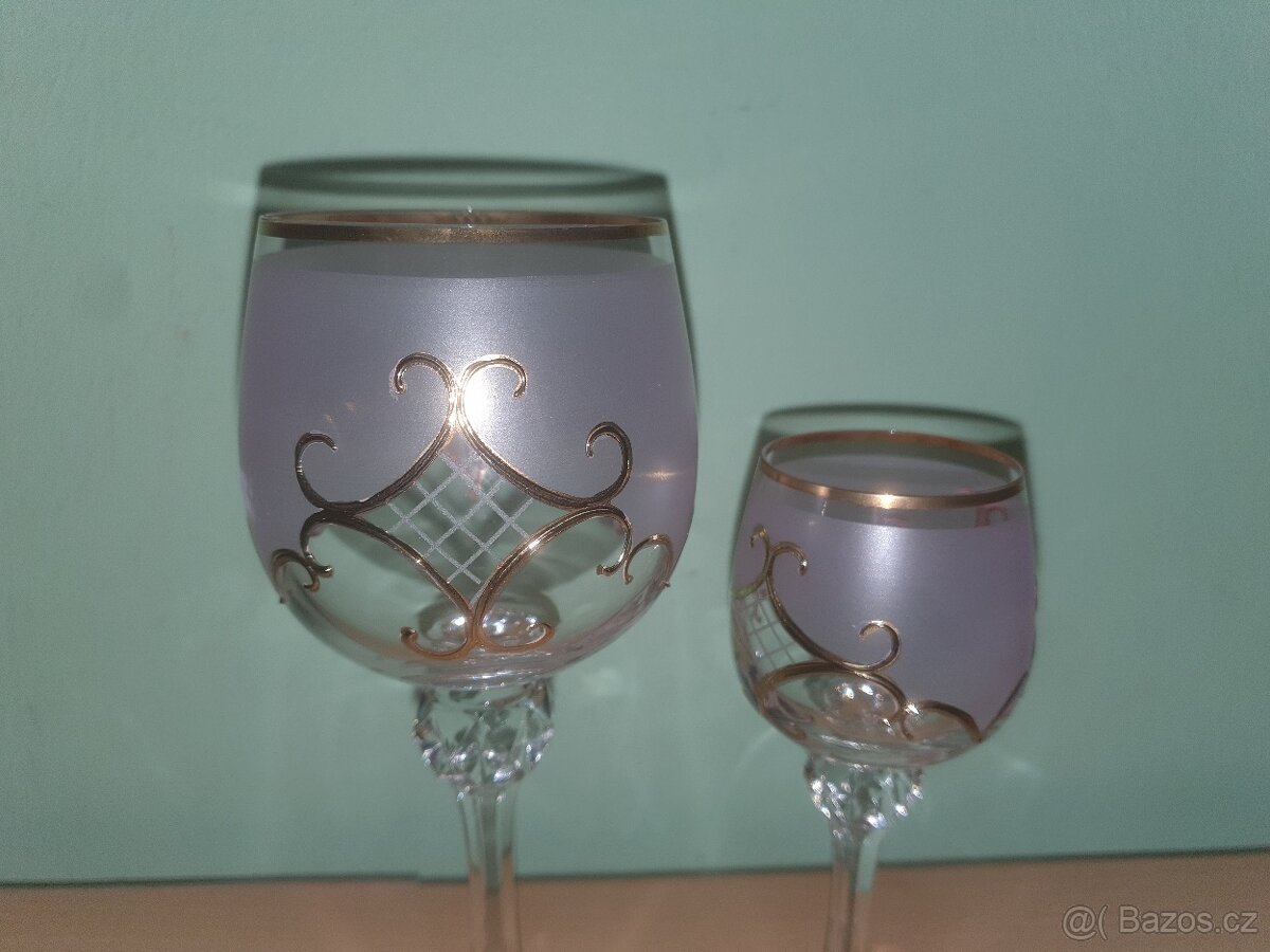 Sada na víno a vodku mřížkovaný a růžový fond Julie - 12