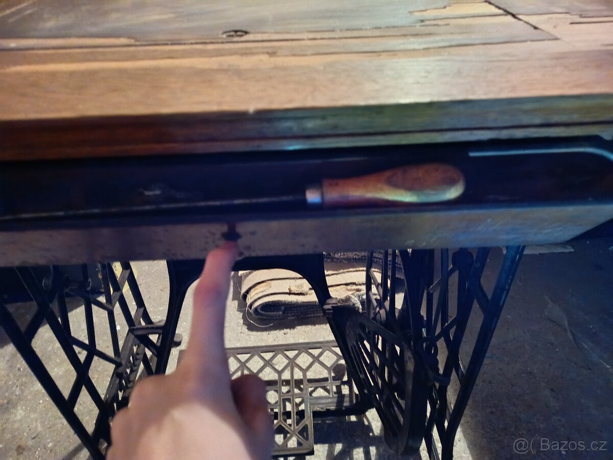 Šicí stroj Bobbin se starožitnou výbavou - 12