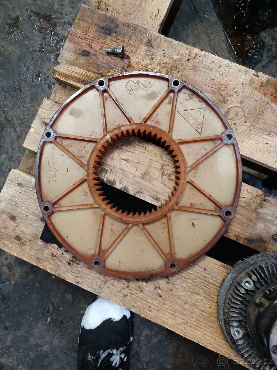 Vyvážečka John Deere 1110D, Valmet náhradní díly - 12