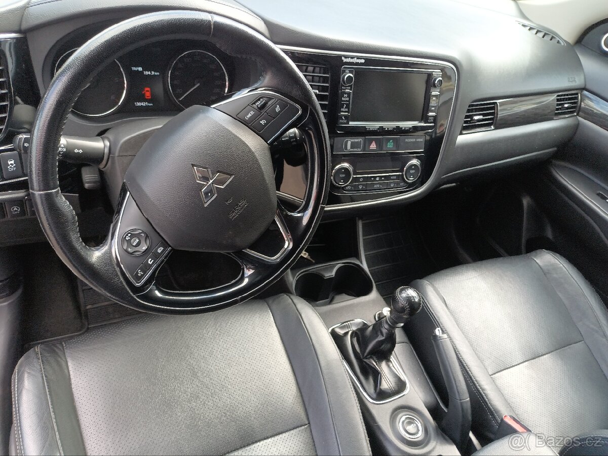 Outlander 2.2 4WD 7 míst BlackEdition TOP - 12