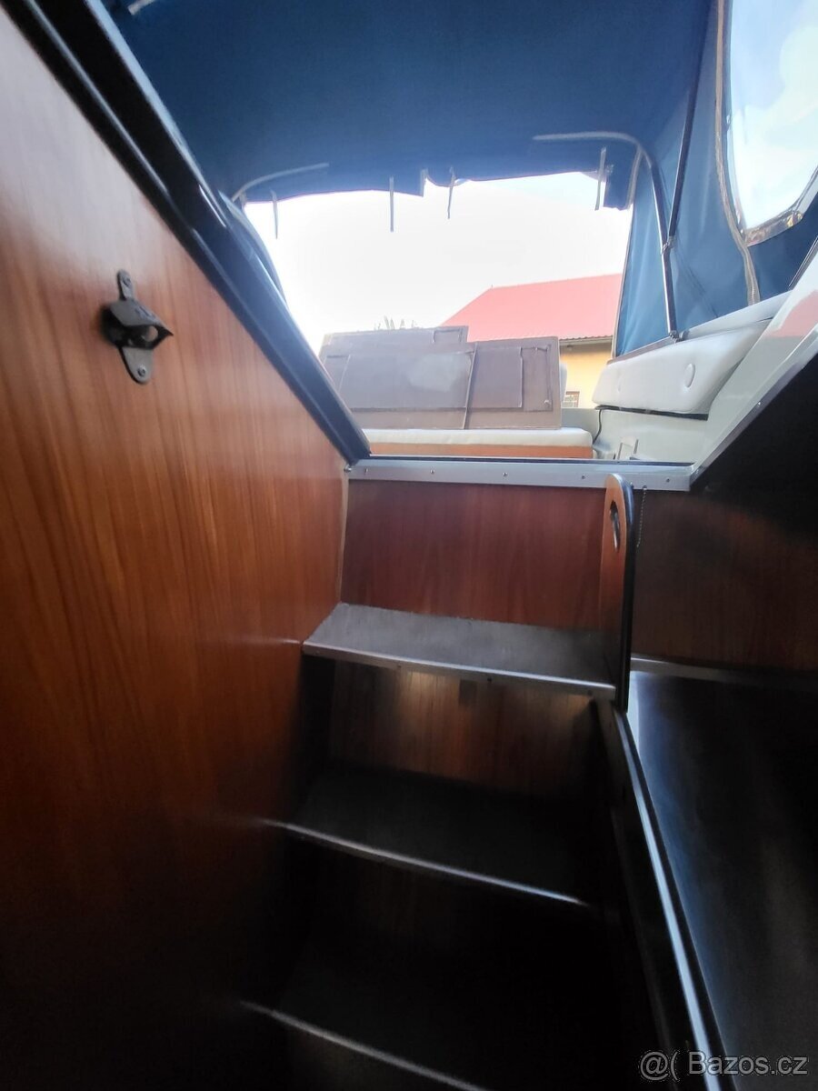 Kajutová motorová loď Draco 25 Twin Cab, zánovní vlek 3500Kg - 12