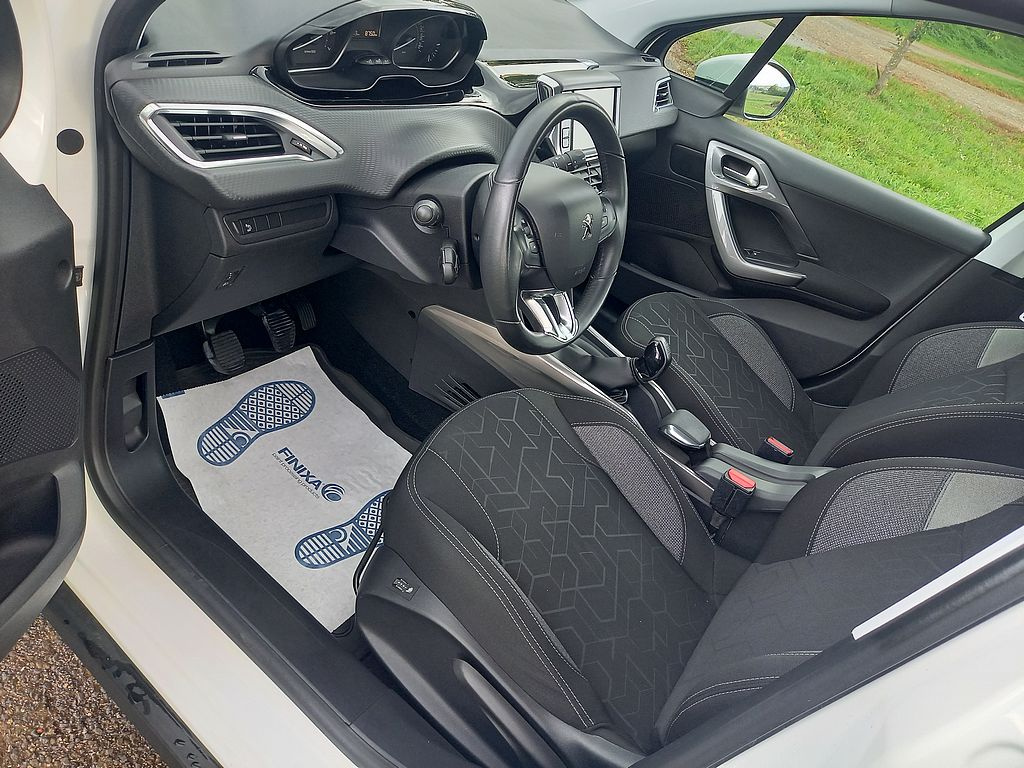 Peugeot 2008, 1.2 PureTech-digiklima-ČR-nehavarované - 12