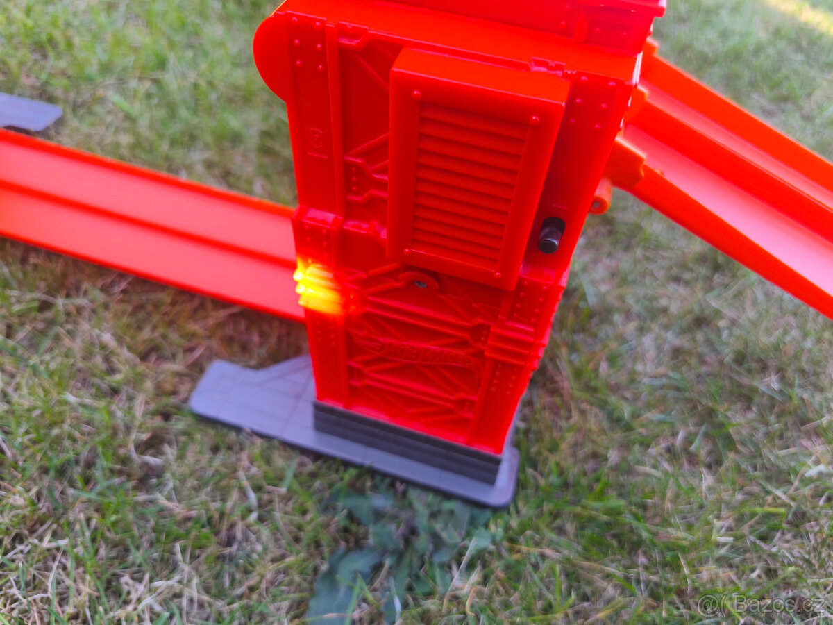 Mega set hot wheels - 2 velké dráhy a bonusy - 12