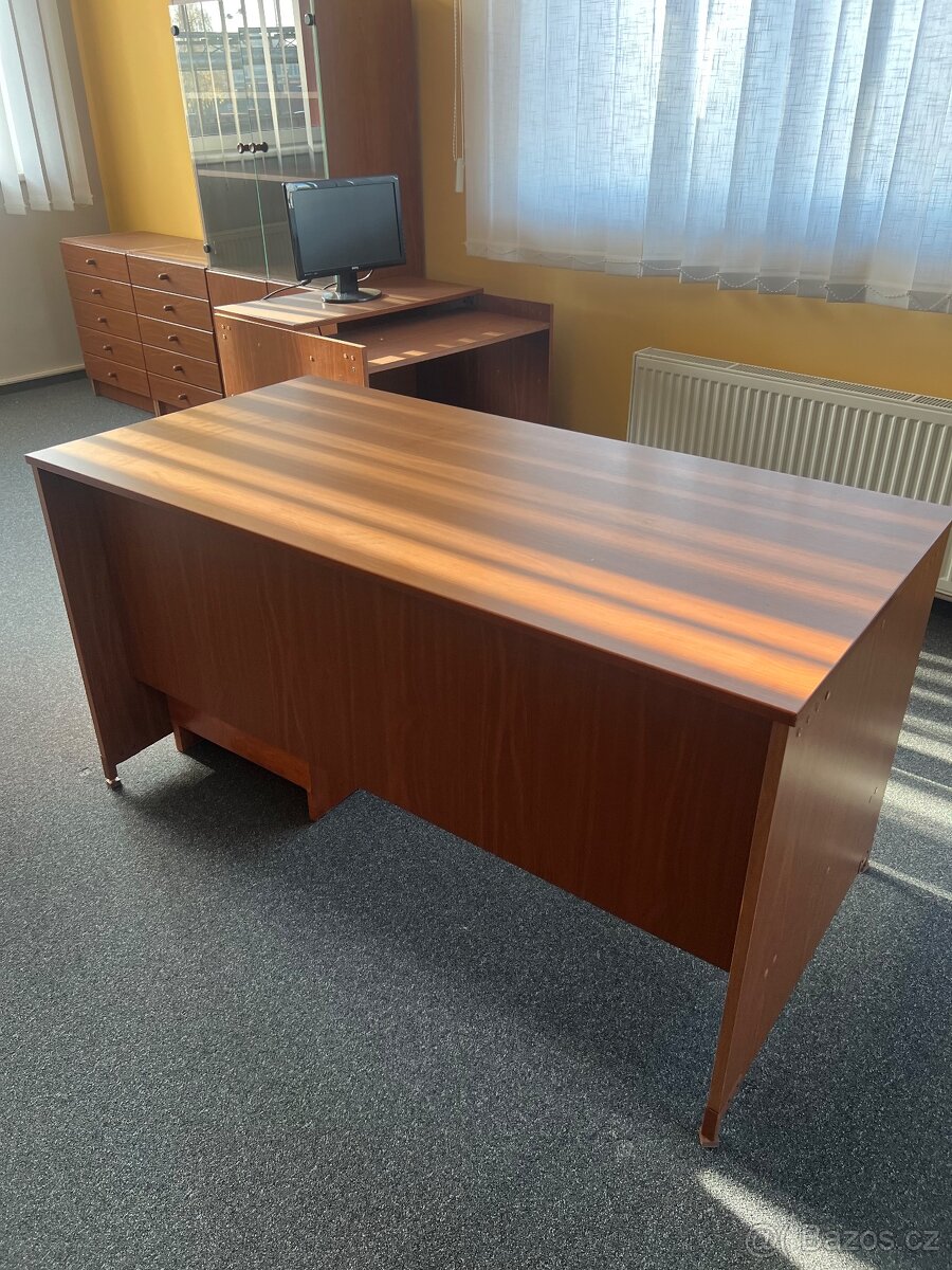 SET skříni a stolů s tmavým dřevěným dekorem - 12