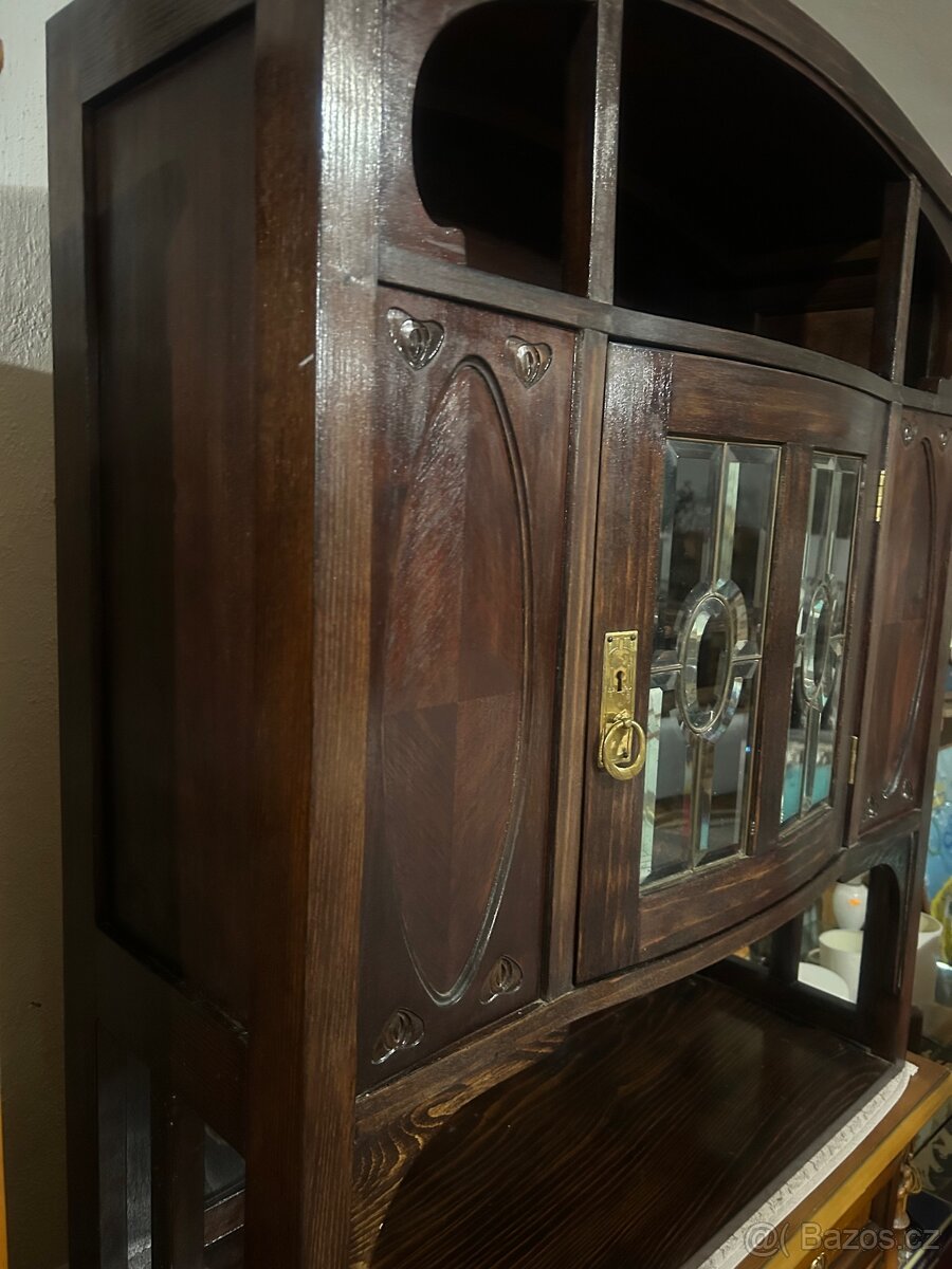 Krásná vitrína s vitrážemi elegantní kus - 12