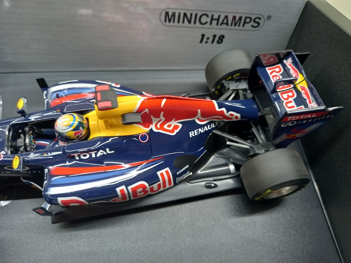 2X F1 RED BULL RB6 2010 a RB7 2011 VETTEL MINICHAMPS 1:18 - 12