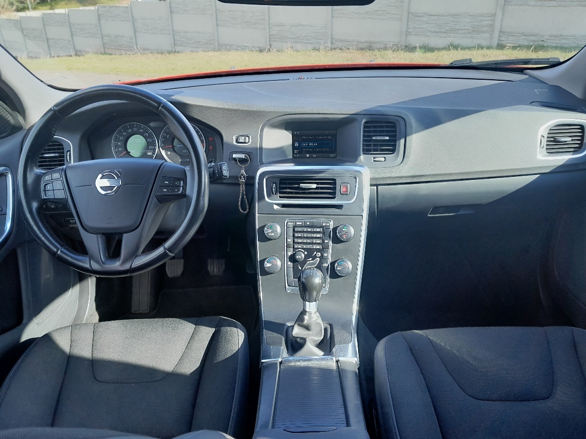 PRODÁM VOLVO V60 - 12