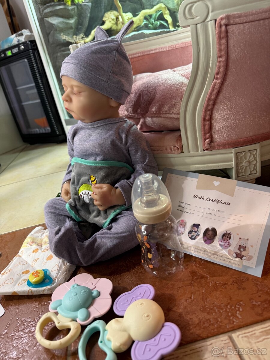 Realistické miminko v šedém overálku N.O.V.É. - 12