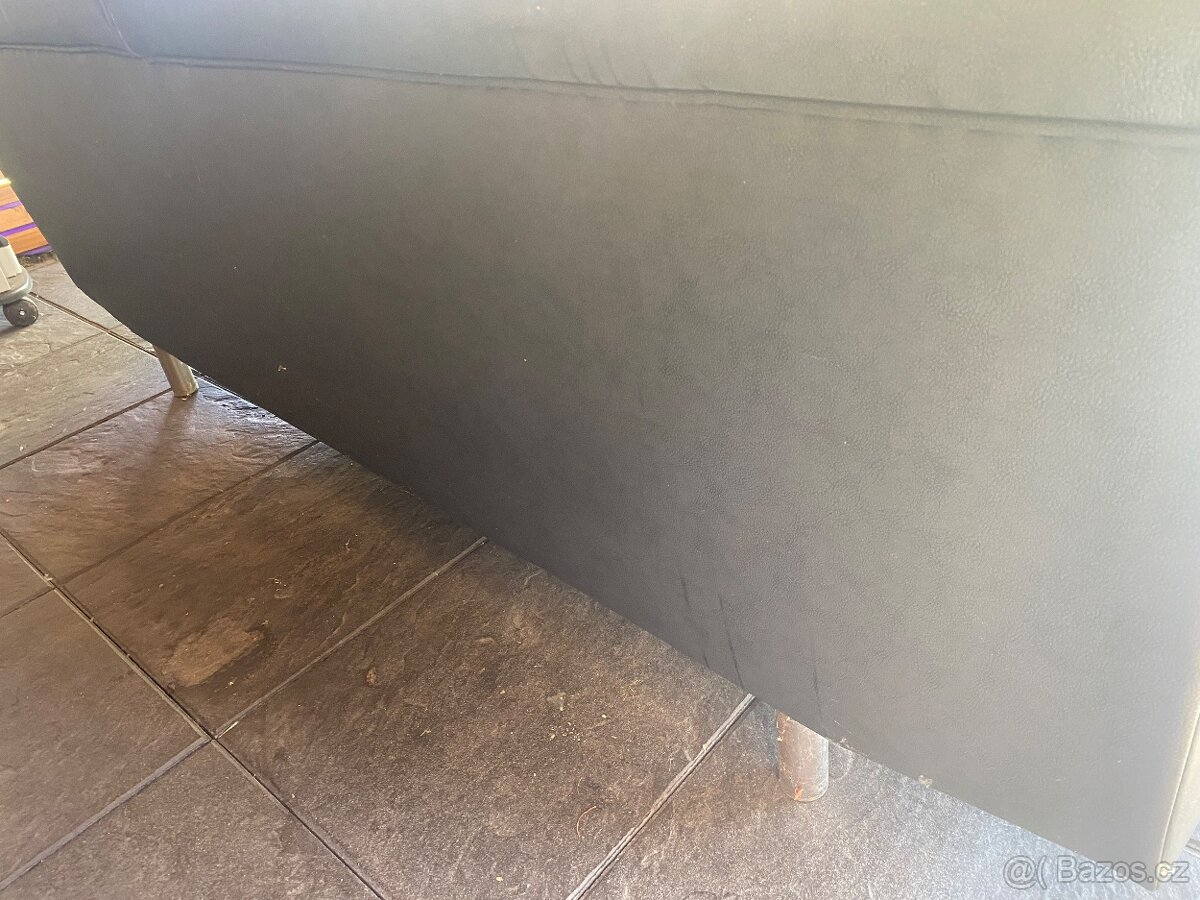 Koženková černá sedačka - 12