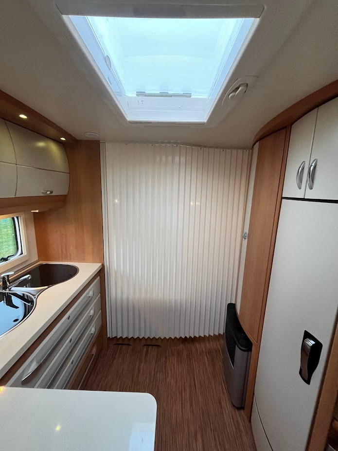 Hobby 560 CFe 2011 MOVER, PŘEDSTAN, DRŽÁK KOL, SUPER STAV - 12