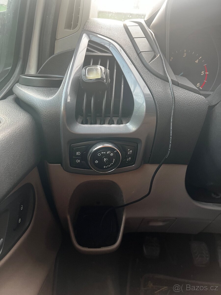 Ford tourneo custom L2H1 2.2l 114kw 8 míst - 12