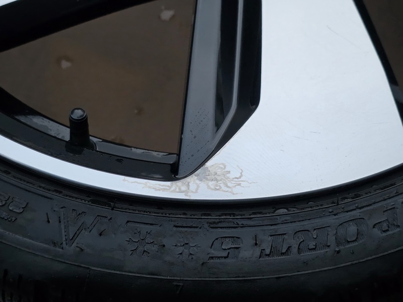 zimní originál VW Golf GTI Milton Keynes 18" 5x112 s pneu - 12