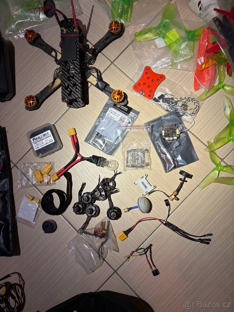 FPV dron + FPV bryle + baterie + nahradní díly - 12
