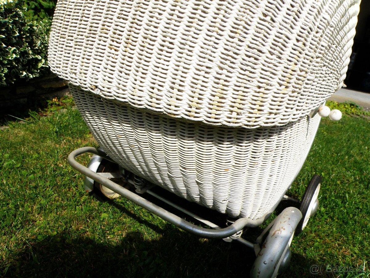 Starožitný kočárek po renovaci - 12