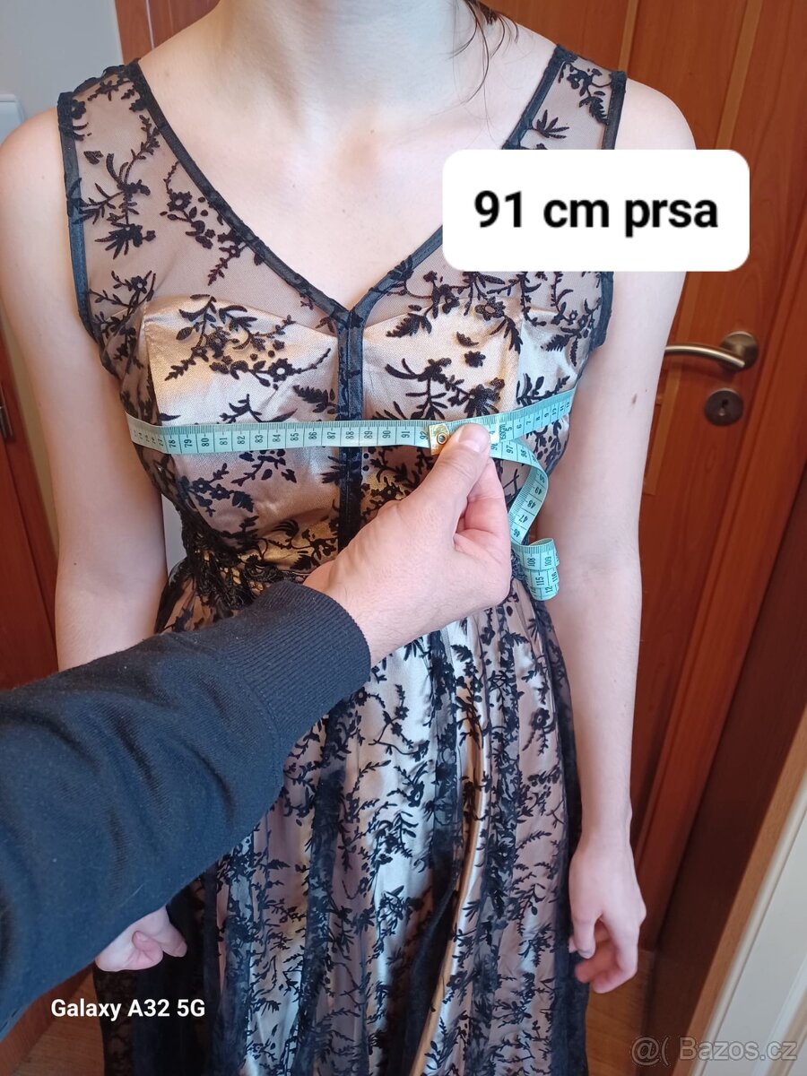 Zlaté dámské šaty s černou krajkou - 12