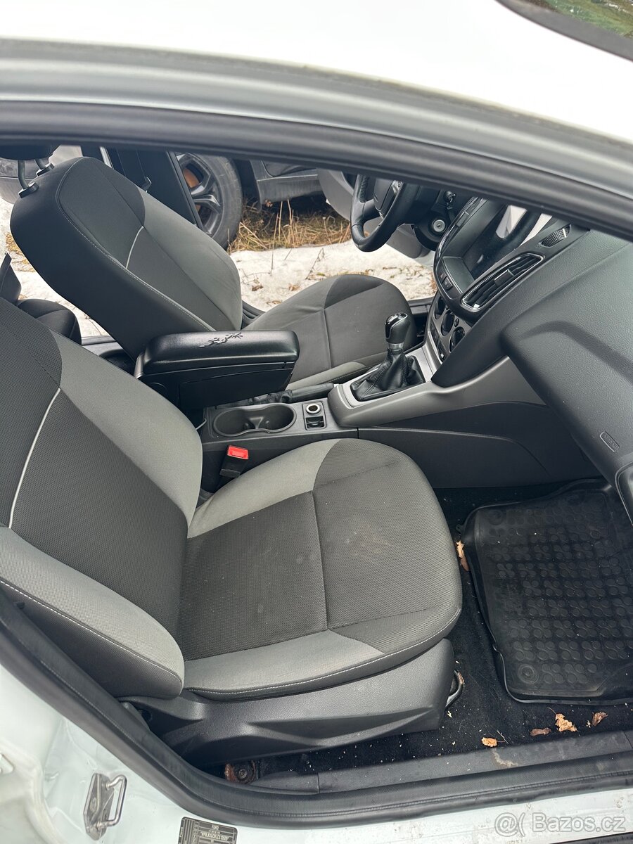 Ford Focus III 1.6 i Díly - 12